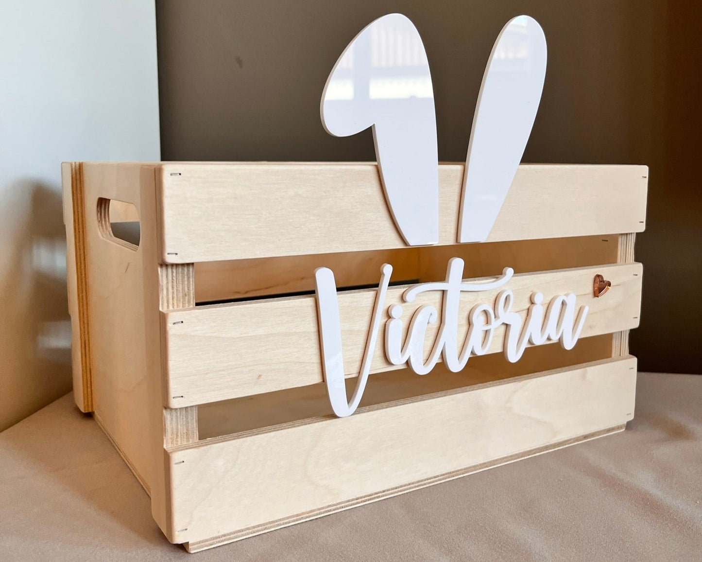 Personalisierte Osterhasen Kiste mit bunten Ohren
