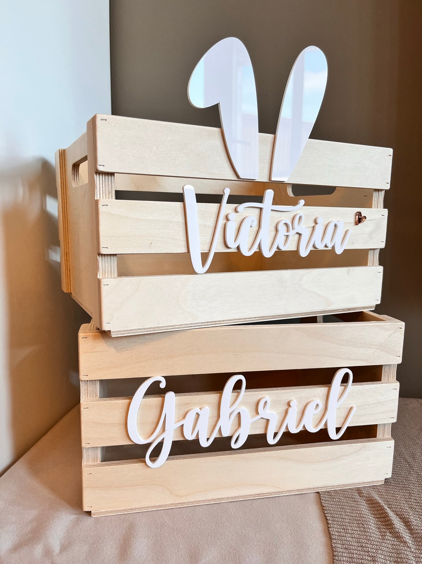 Personalisierte Osterhasen Kiste mit bunten Ohren
