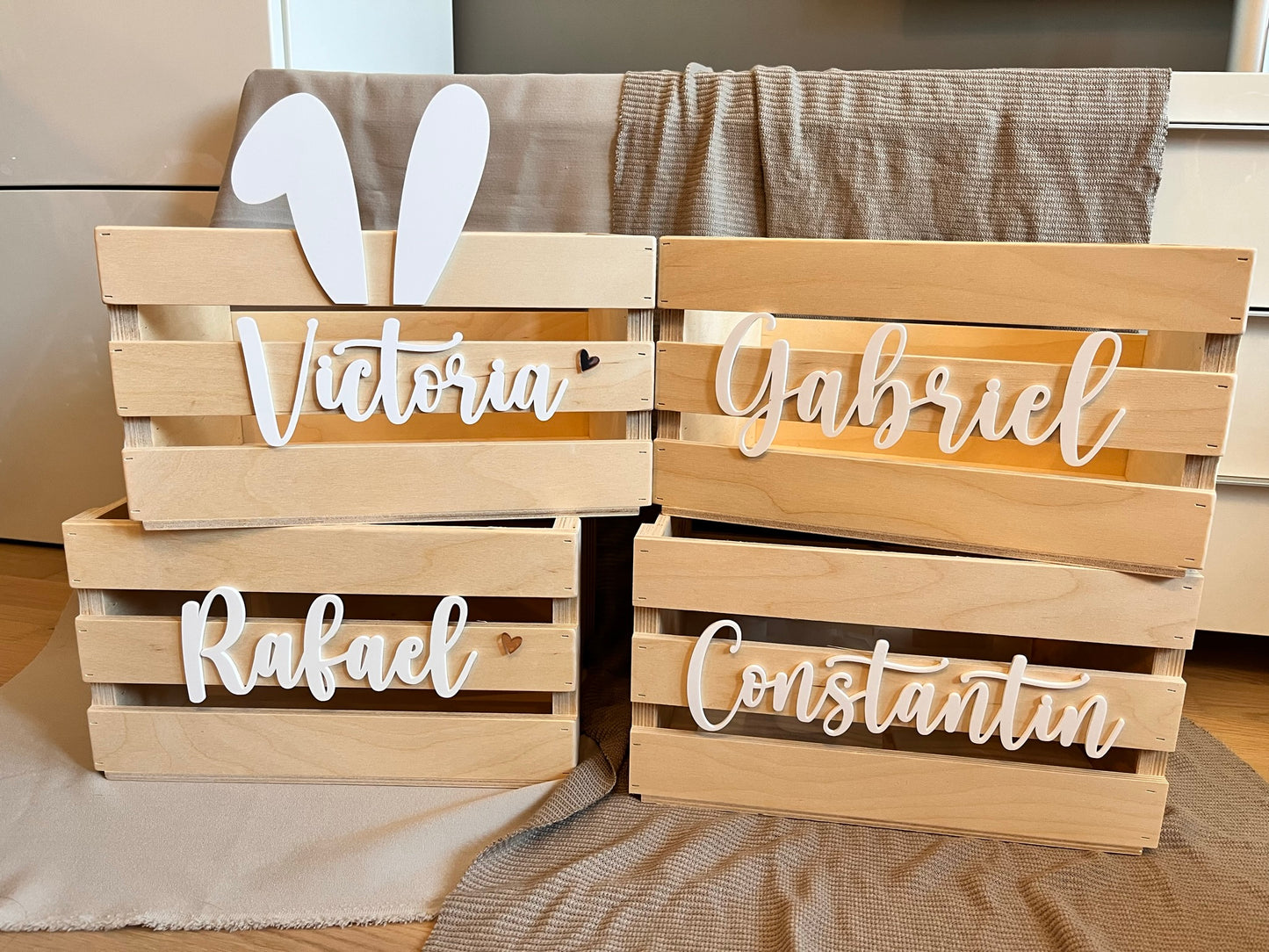 Personalisierte Osterhasen Kiste mit bunten Ohren